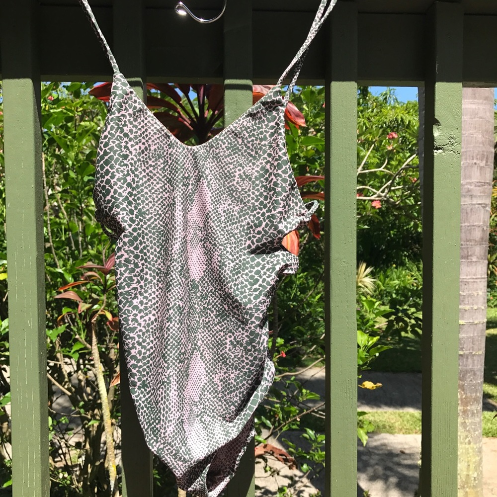 Acacia one piece